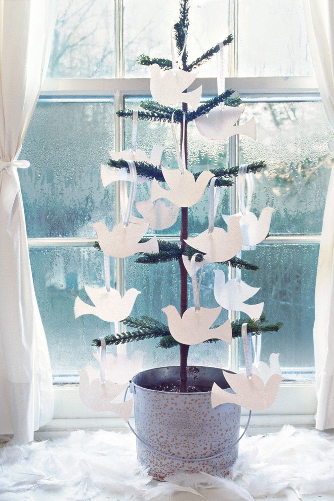 Những chú chim bồ câu trắng được cắt bằng giấy giúp decor cây thông Noel thêm phần sống động.