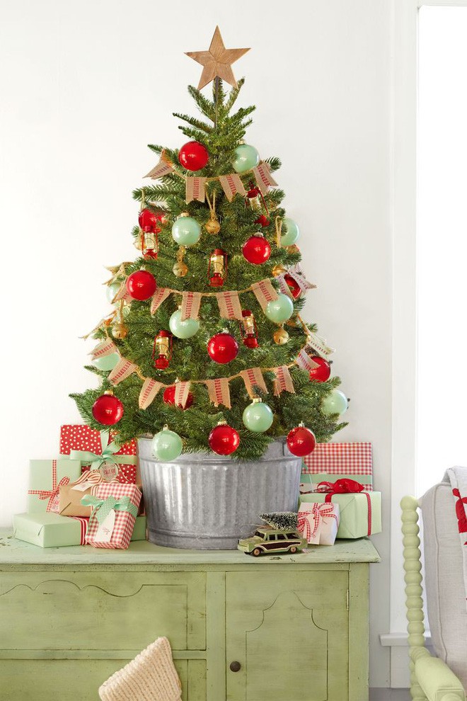 Chỉ cần vài quả châu nhiều màu, dây quấn là đủ để biến tấu cho cây thông Noel trở nên bắt mắt.