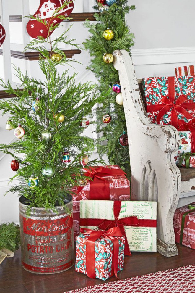 Góc nhỏ trong nhà trở nên đẹp hơn lúc nào hết với cây thông Noel mi.ni được nhấn nhá bằng các quả châu sắc màu.