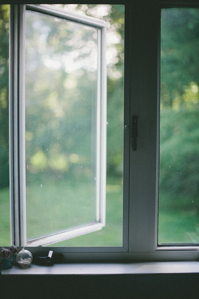 Mở cửa sổ vào ban tối giúp nhà thoáng mát vào mùa hạ